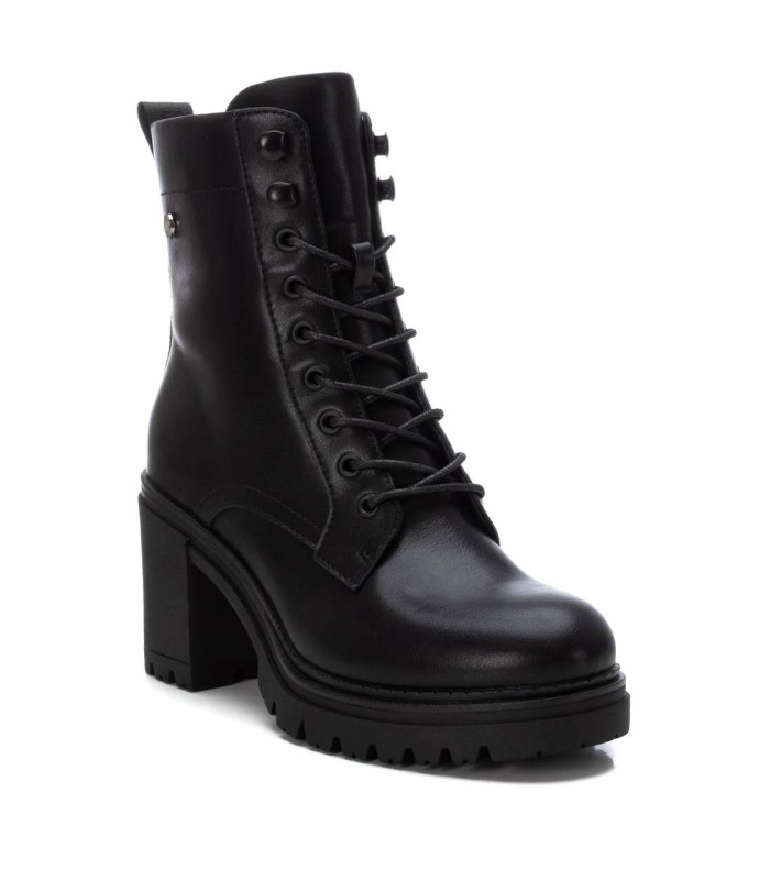 Botines negros con cordones y tacón medio.