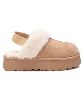Zuecos beige con pelo interior. Elástico en el talón.