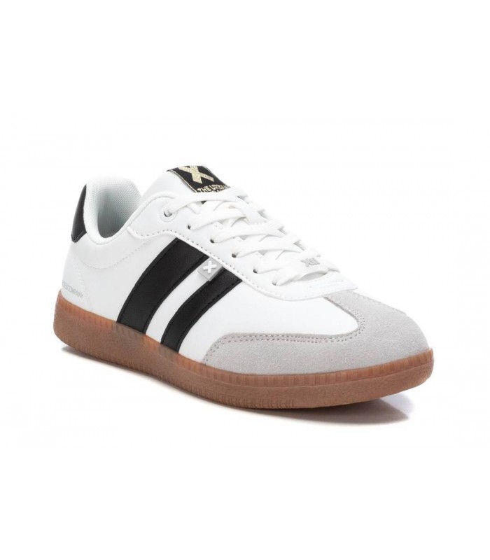Deportivas blancas con cordones. Suela caramelo.