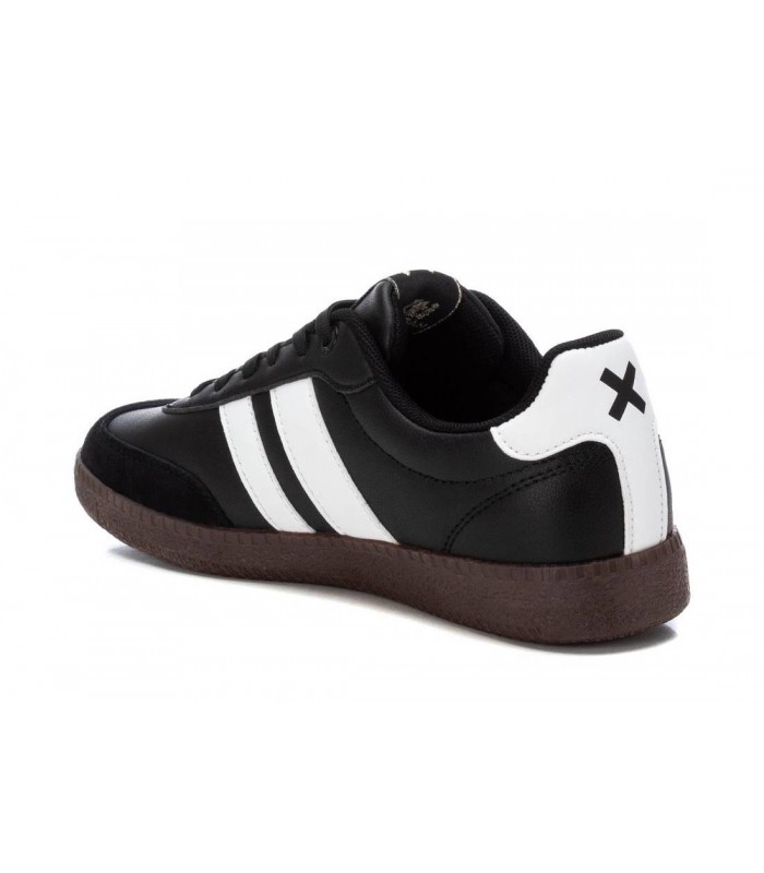 Deportivos negros con cordones. Suela caramelo.