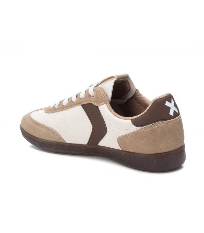Deportivos marrones con cordones. Suela caramelo.