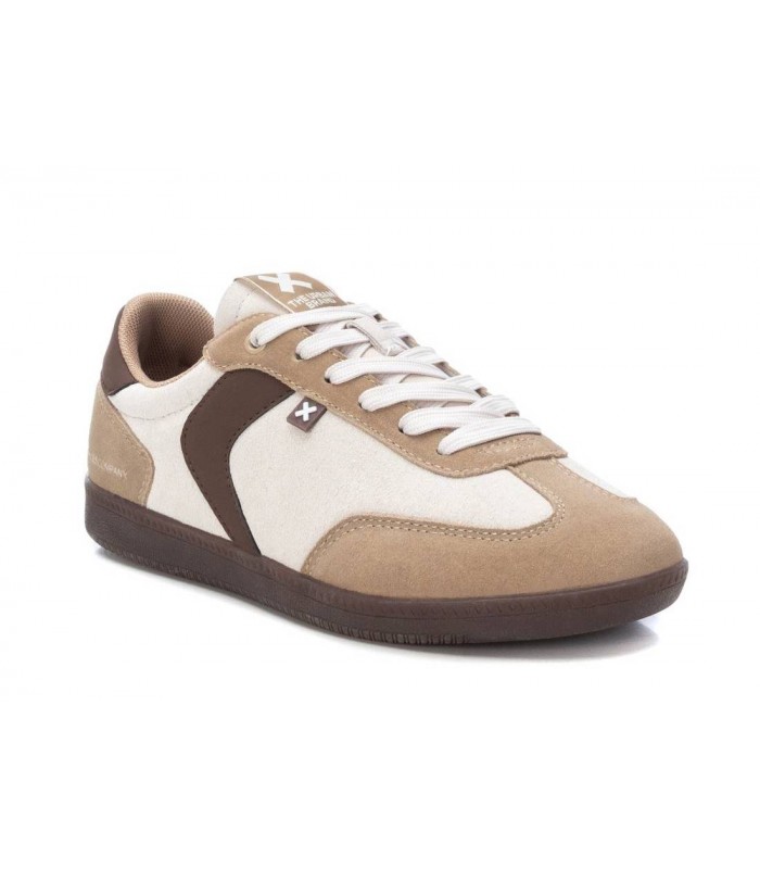 Deportivos marrones con cordones. Suela caramelo.