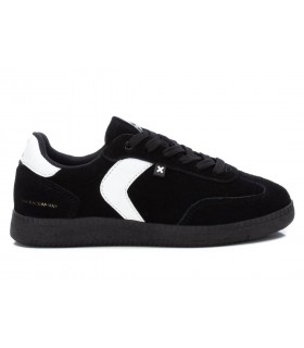 Deportivo negro con cordones.