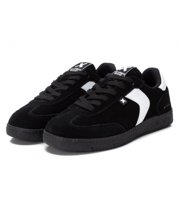 Deportivo negro con cordones.