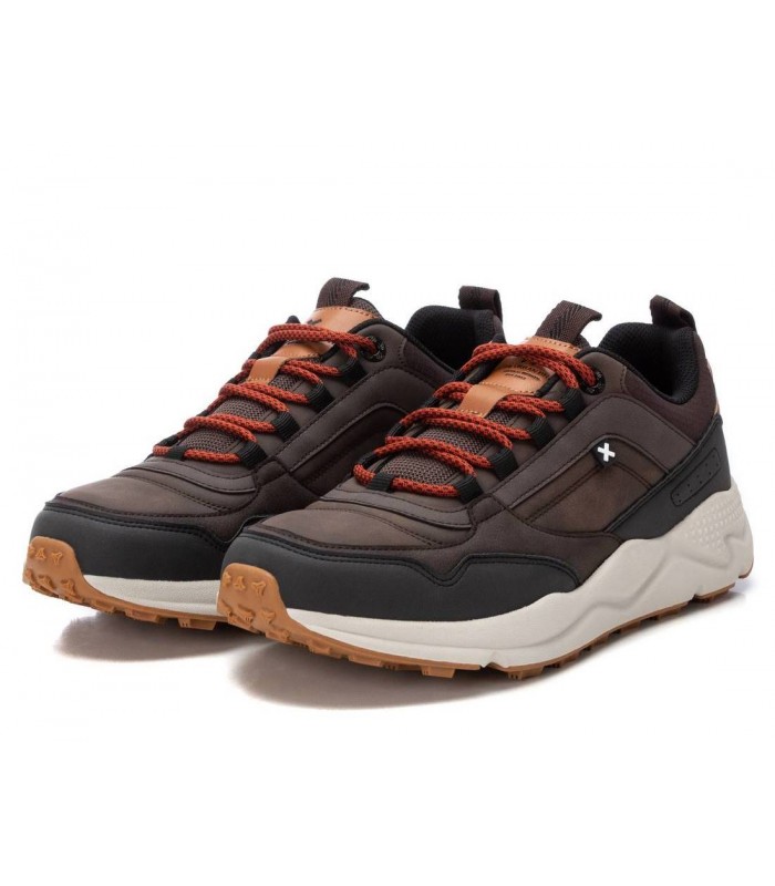 Zapato sport marrón con cordones. Suela beige y caramelo.