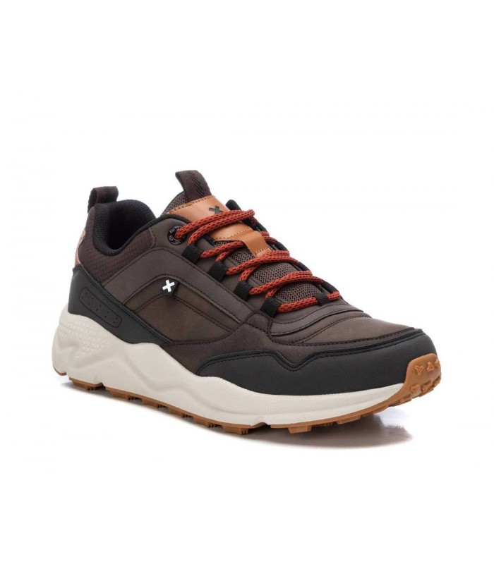 Zapato sport marrón con cordones. Suela beige y caramelo.