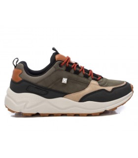 Zapato sport caqui con cordones. Suela gruesa beige y caramelo.