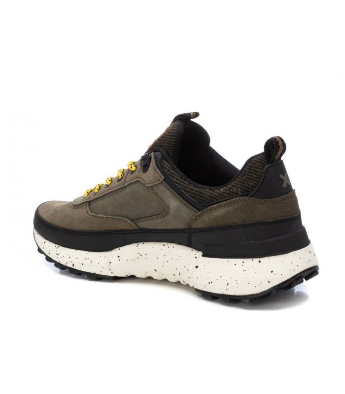 Deportivo caqui con cordones mostaza. Suela beige.
