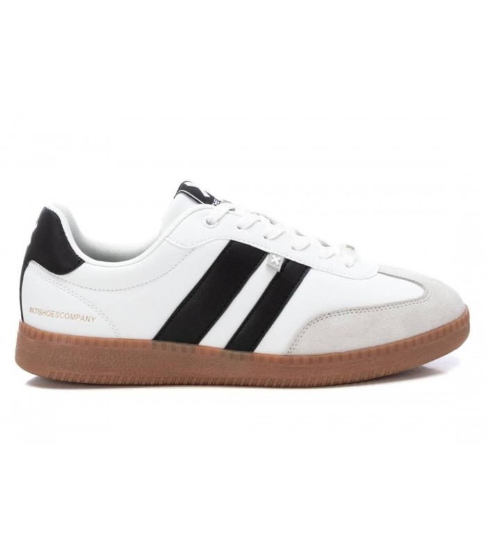 Deportivo blanco con cordones. Suela caramelo.