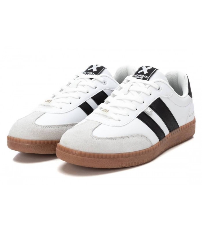 Deportivo blanco con cordones. Suela caramelo.