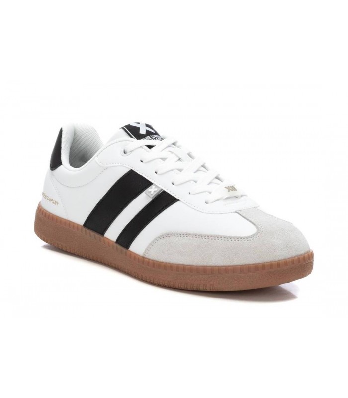 Deportivo blanco con cordones. Suela caramelo.