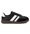 Deportivo negro con cordones. Suela caramelo.