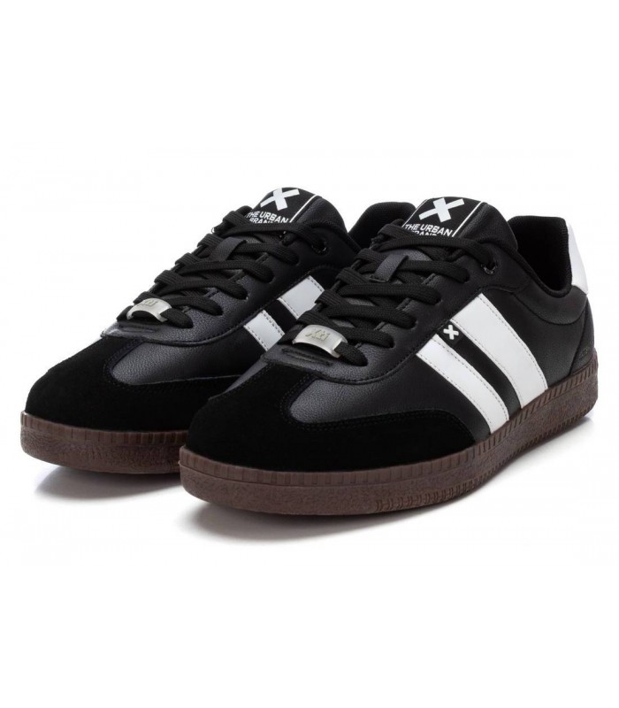 Deportivo negro con cordones. Suela caramelo.