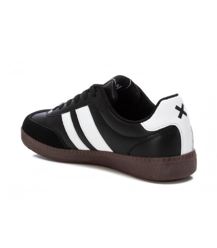 Deportivo negro con cordones. Suela caramelo.