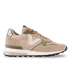 Deportivo beige con cordones.