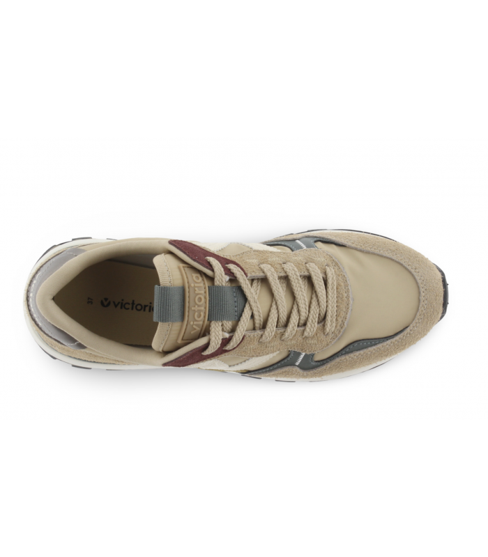 Deportivo beige con cordones.