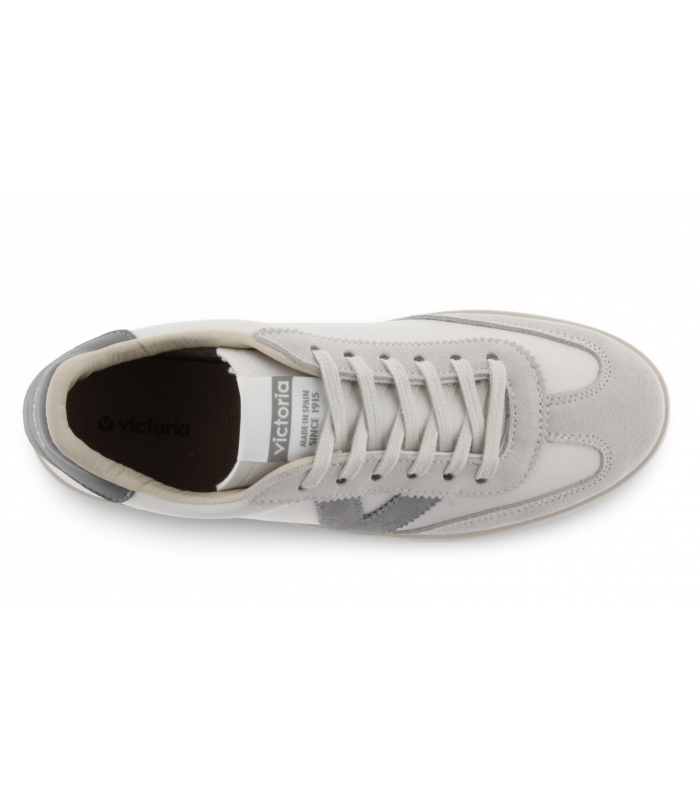 Deportivo blanco con logo gris. Suela casco.