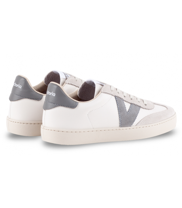 Deportivo blanco con logo gris. Suela casco.