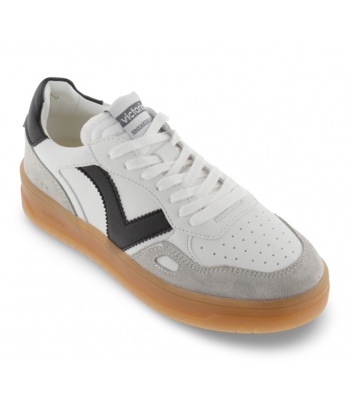 Deportivas blancas con cordones. Detalles taupe y negro, suela caramelo.