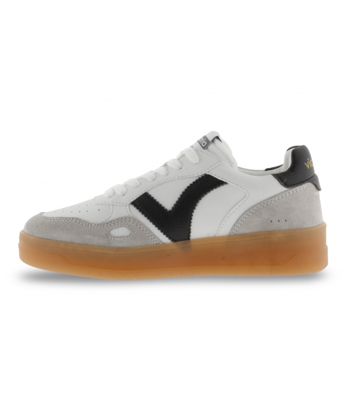 Deportivas blancas con cordones. Detalles taupe y negro, suela caramelo.