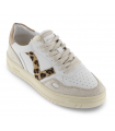 Deportivo blanco con cordones. Logo leopardo.