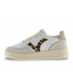 Deportivo blanco con cordones. Logo leopardo.