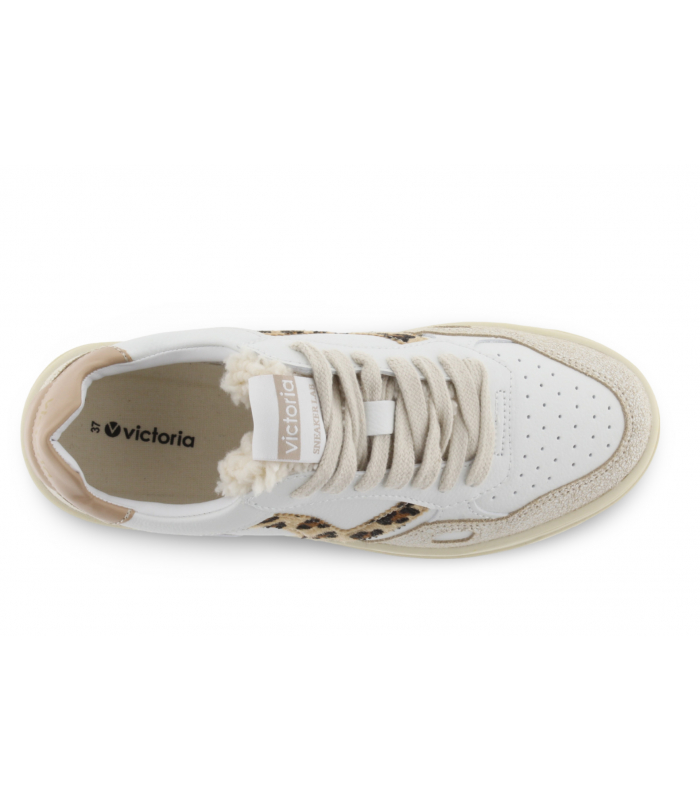 Deportivo blanco con cordones. Logo leopardo.