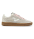 Deportivo beige con cordones. Suela caramelo.