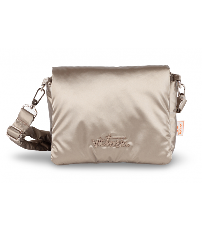Deportivo beige con cordones. Suela caramelo.