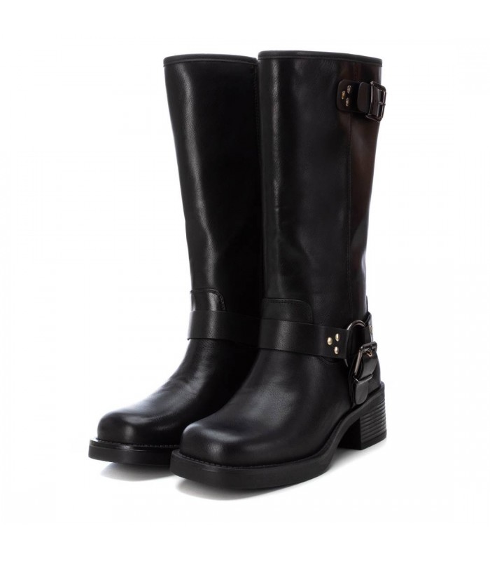 Botas negras estilo biker. Tacón medio, estribo y hebillas.