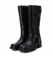 Botas negras estilo biker. Tacón medio, estribo y hebillas.