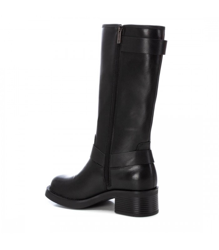 Botas negras estilo biker. Tacón medio, estribo y hebillas.