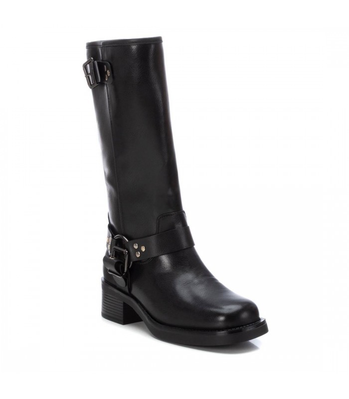 Botas negras estilo biker. Tacón medio, estribo y hebillas.