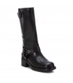Botas negras estilo biker. Tacón medio, estribo y hebillas.
