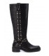 Botas negras estilo motorista con estribo.