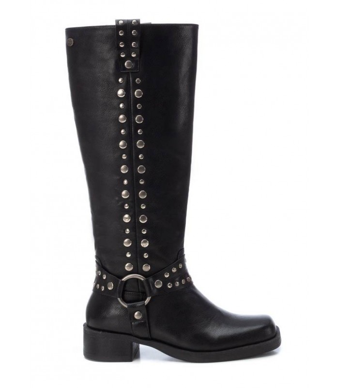 Botas negras estilo motorista con estribo.