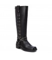 Botas negras estilo motorista con estribo.
