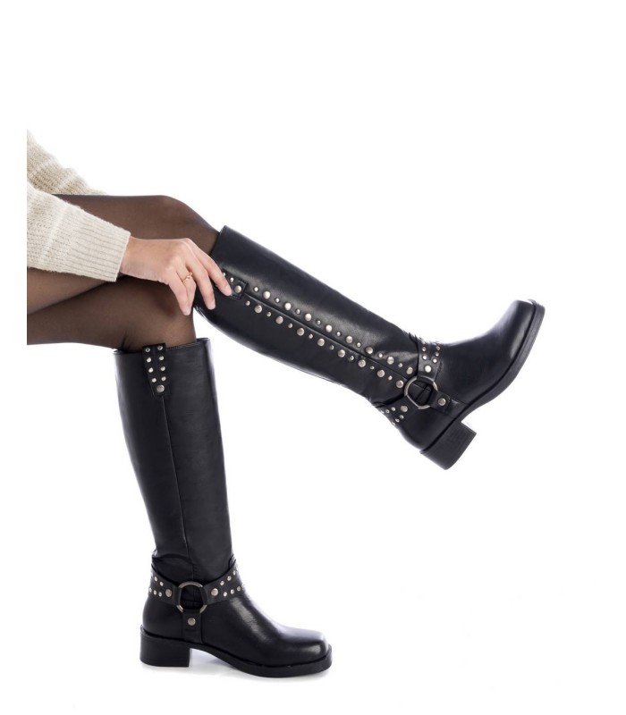 Botas negras estilo motorista con estribo.