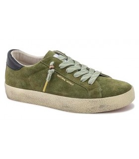 Deportivos tipo casco en verde caqui con suela desgastada.