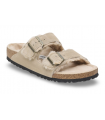 Sandalias de dos hebillas con forro de pelo.
