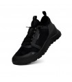 Deportivo negro con cordones. Todoterreno, resistente al agua.