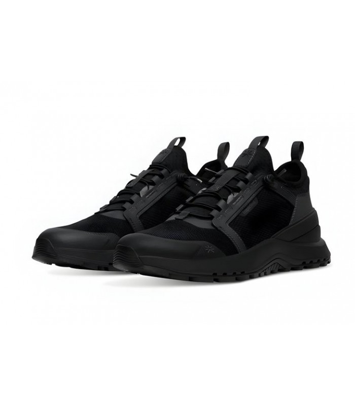 Deportivo negro con cordones. Todoterreno, resistente al agua.
