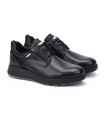 Zapato negro con cordones y pala lisa, confeccionado en piel.
