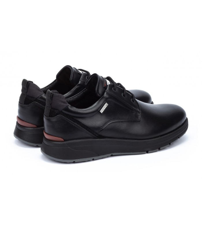 Zapato negro con cordones y pala lisa, confeccionado en piel.