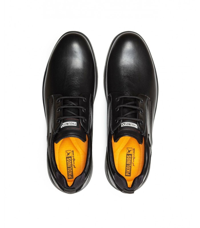 Zapato negro con cordones y pala lisa, confeccionado en piel.