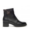 Botas de corte clásico en piel negra con tacón medio.