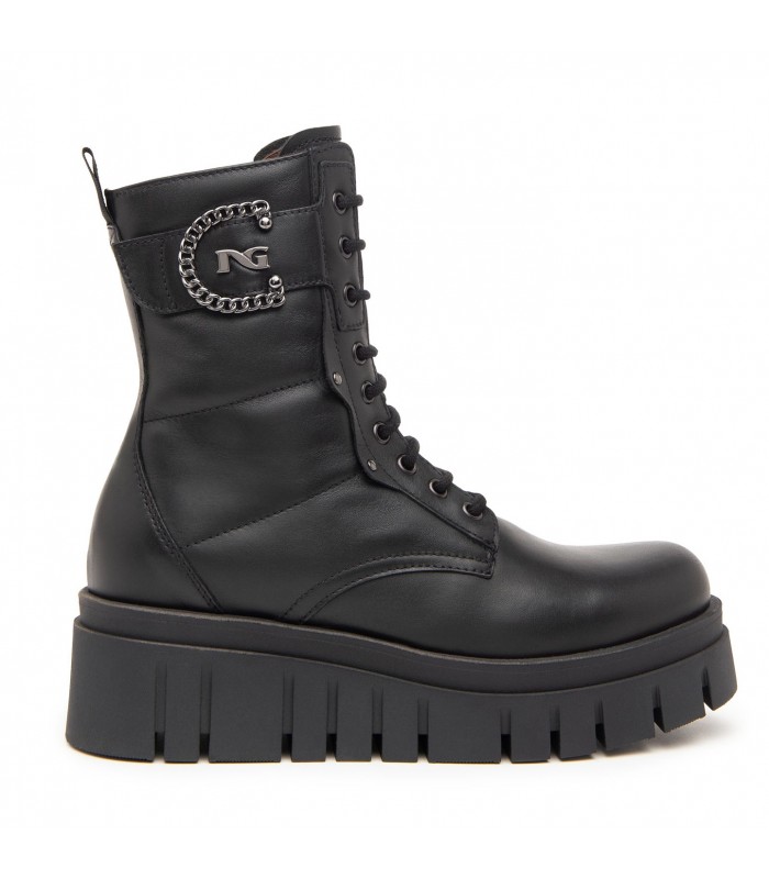 Botines estilo militar con cordones y hebilla en piel negra.