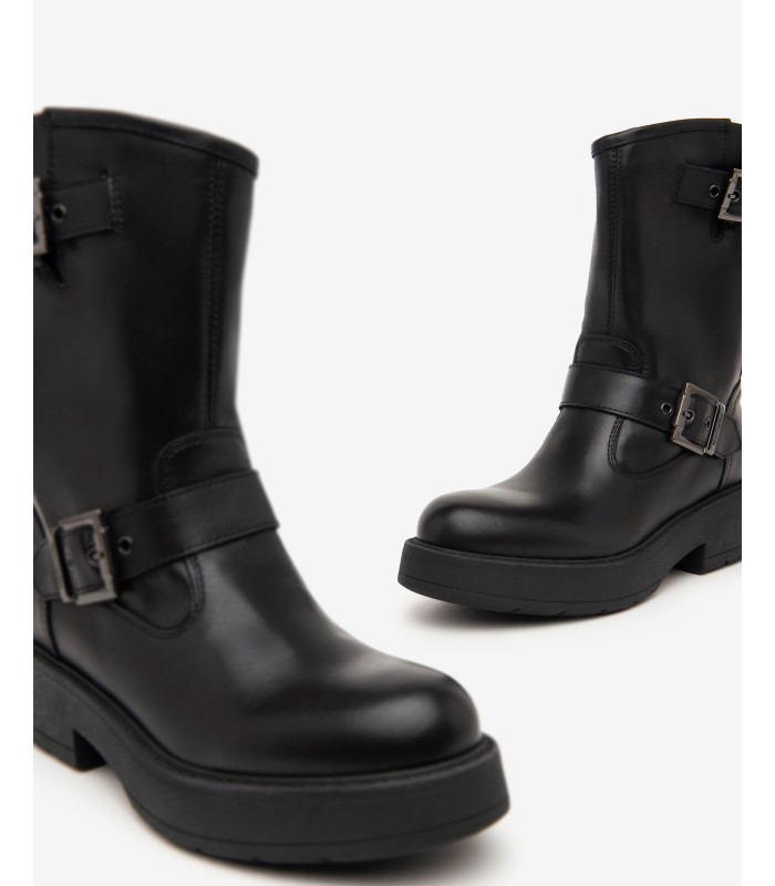 Botas estilo motorista en piel negra con hebillas.