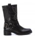 Botas negras motoristas con tachas y estribo.
