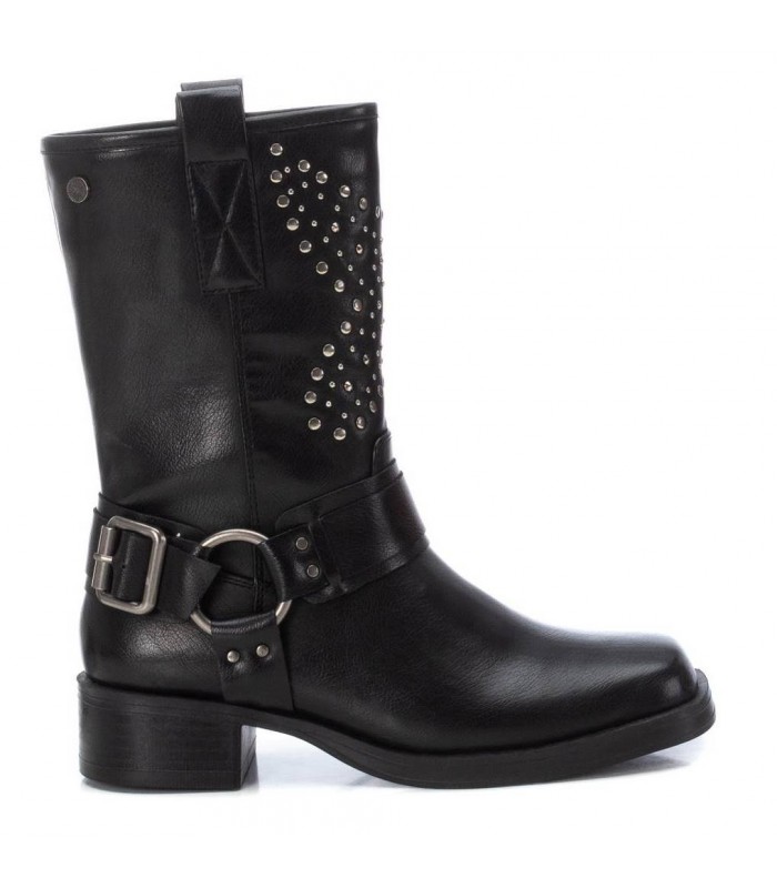 Botas negras motoristas con tachas y estribo.
